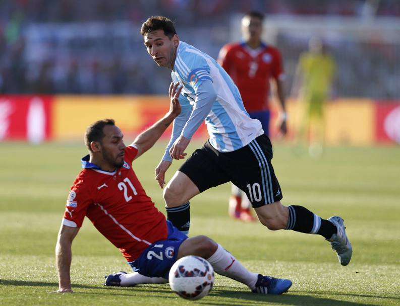 Marcelo Diaz sempre in rigoroso controllo su Messi (Action Images)
